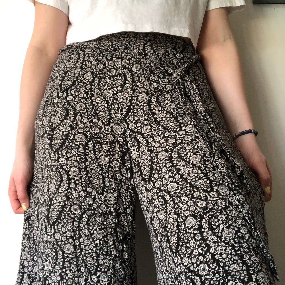 American Eagle Ditsy Floral/Paisley Flowy Pants Flounced Hem | Size M